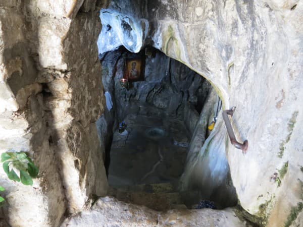 Келья источник Святой Мирон